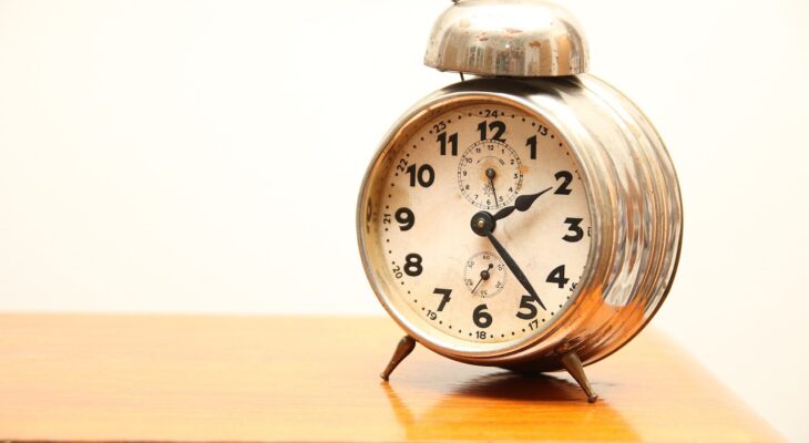 glosny budzik zalety